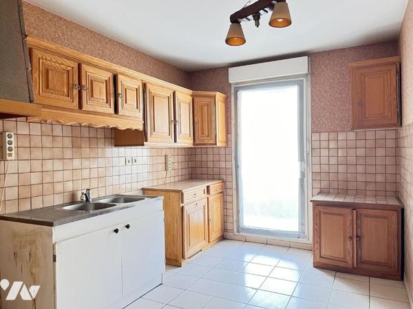 CHARPENNES, T3 de 72,65 m² avec balcon garage fermé et cave dans copropriété de 1995.