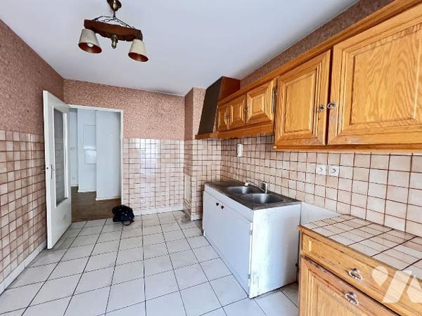 CHARPENNES, T3 de 72,65 m² avec balcon garage fermé et cave dans copropriété de 1995.