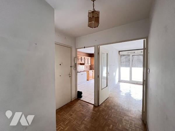 CHARPENNES, T3 de 72,65 m² avec balcon garage fermé et cave dans copropriété de 1995.