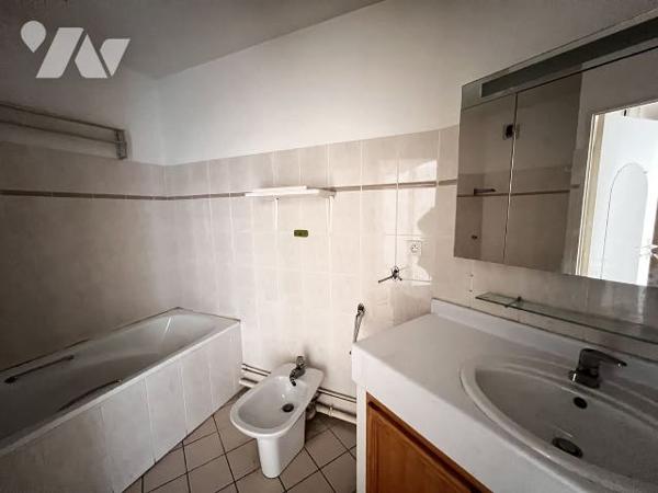 CHARPENNES, T3 de 72,65 m² avec balcon garage fermé et cave dans copropriété de 1995.