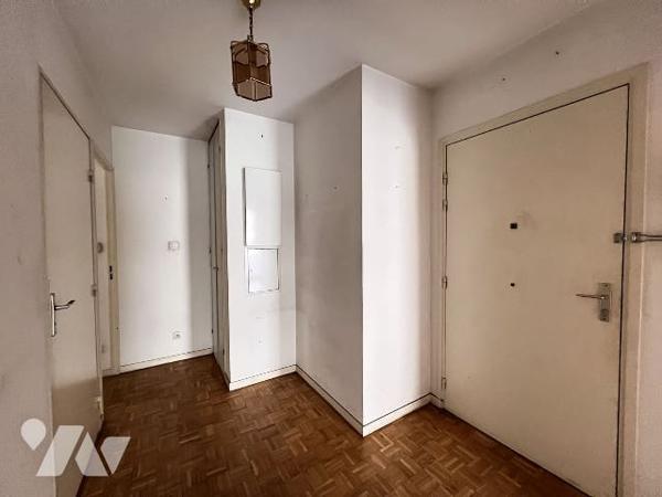 CHARPENNES, T3 de 72,65 m² avec balcon garage fermé et cave dans copropriété de 1995.