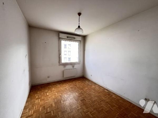 CHARPENNES, T3 de 72,65 m² avec balcon garage fermé et cave dans copropriété de 1995.