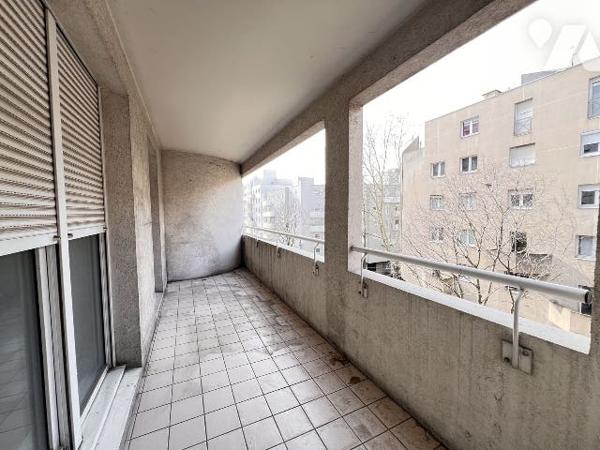 CHARPENNES, T3 de 72,65 m² avec balcon garage fermé et cave dans copropriété de 1995.