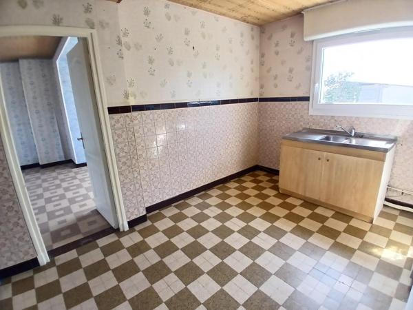MAISON SEMI-INDIVIDUELLE AVEC GARAGE, JARDIN & FORT POTENTIEL