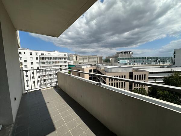 Appartement quartier Gloriette à Nantes 2 pièces 1 chambre avec balcon et garage boxé.