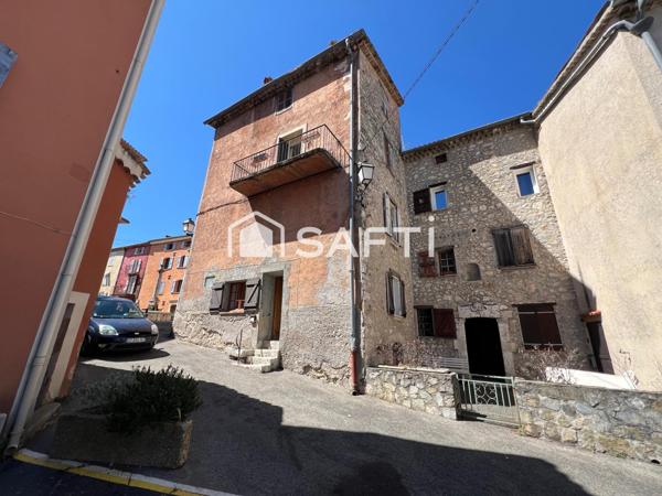 Une belle maison de village avec une âme certaine et beaucoup de charme; bien situé au cœur du village à proximité d       e toutes les commodités, un grand garage situé en face de la maison, un joli jardin d'agrément tout à côté
