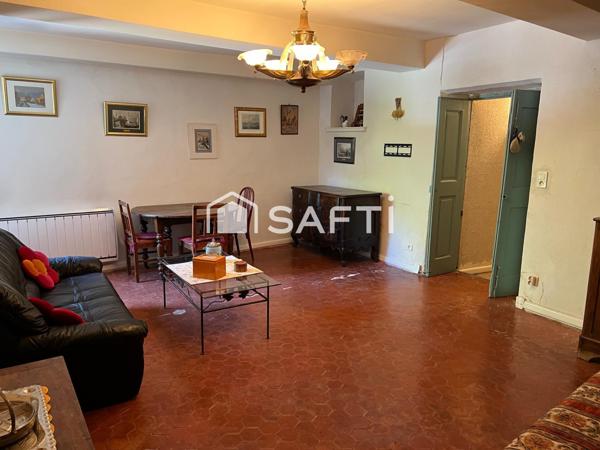 Une belle maison de village avec une âme certaine et beaucoup de charme; bien situé au cœur du village à proximité d       e toutes les commodités, un grand garage situé en face de la maison, un joli jardin d'agrément tout à côté