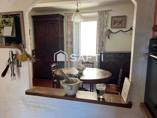 Une belle maison de village avec une âme certaine et beaucoup de charme; bien situé au cœur du village à proximité d       e toutes les commodités, un grand garage situé en face de la maison, un joli jardin d'agrément tout à côté