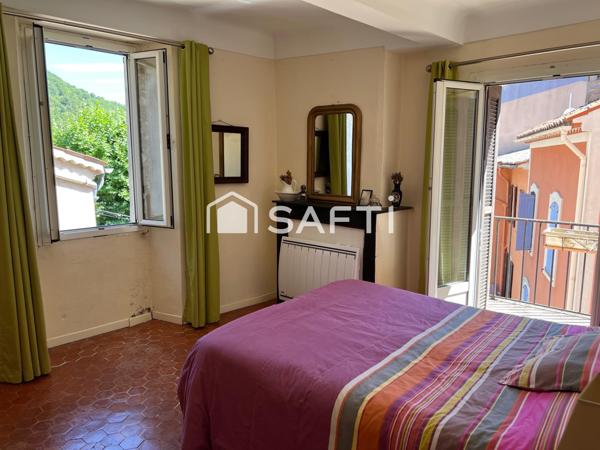 Une belle maison de village avec une âme certaine et beaucoup de charme; bien situé au cœur du village à proximité d       e toutes les commodités, un grand garage situé en face de la maison, un joli jardin d'agrément tout à côté