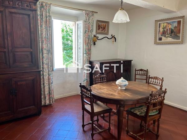 Une belle maison de village avec une âme certaine et beaucoup de charme; bien situé au cœur du village à proximité d       e toutes les commodités, un grand garage situé en face de la maison, un joli jardin d'agrément tout à côté