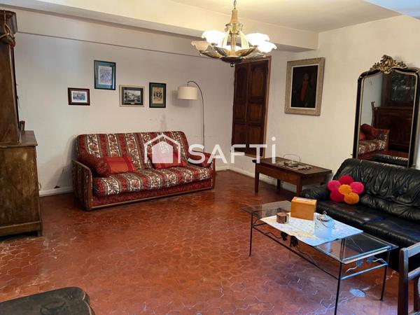 Une belle maison de village avec une âme certaine et beaucoup de charme; bien situé au cœur du village à proximité d       e toutes les commodités, un grand garage situé en face de la maison, un joli jardin d'agrément tout à côté