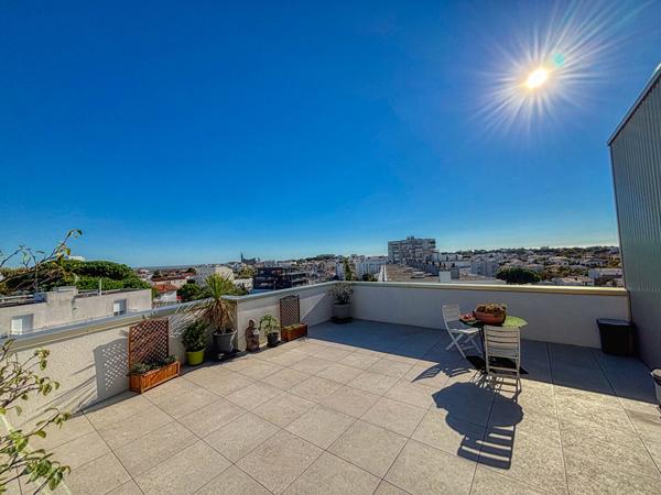 ROYAN -DERNIER ÉTAGE - APERÇU MER -GRANDE TERRASSE 47 M² - GARAGE Royan