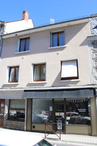 Ensemble immobilier à RIOM-ES-MONTAGNES Riom-ès-Montagnes (15400)
