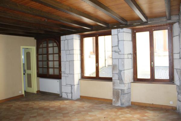 Ensemble immobilier à RIOM-ES-MONTAGNES Riom-ès-Montagnes (15400)