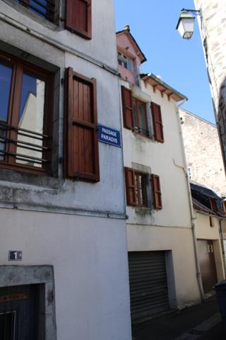 Ensemble immobilier à RIOM-ES-MONTAGNES Riom-ès-Montagnes (15400)