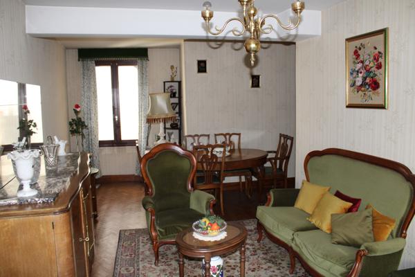 Ensemble immobilier à RIOM-ES-MONTAGNES Riom-ès-Montagnes (15400)