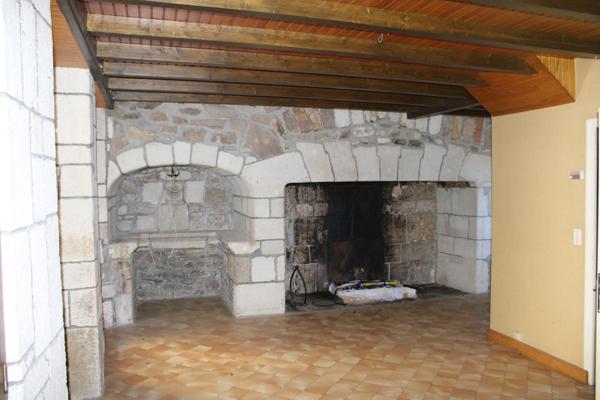 Ensemble immobilier à RIOM-ES-MONTAGNES Riom-ès-Montagnes (15400)