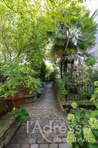 Un bien d'exception au Moulin de la Galette - Rare !