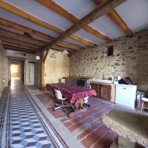 Sur la commune de Valros, à 5 minutes de Pézénas, charmant village proche de la A75 avec une école, dans le centre du village. Cette maison de village de 160m² habitables a beaucoup de cachet, elle dispose d'un extérieur de 35 m² avec un puits et un petit bassin pour se rafraichir à la saison chaude. Au rez-de chaussée vous disposerez d'une belle cuisine/salle à manger de 31m² avec carreaux de ciment au sol, mur de pierre et poutres apparentes, ainsi qu'une entrée (seule pièce non rénovée) et une salle d'eau avec wc
Au premier étage vous trouverez un salon avec cheminée qui peut aussi servir de chambre, une chambre de 19 m², une salle de bain avec wc et placards.
Au 2e étage, vous profiterez de deux chambres supplémentaires de 26m² et 20m² avec aussi à ce niveau une salle d'eau et un wc. Le tout desservi par un large escalier central en pierre.
Cette maison de charme a déjà connu une phase de rénovation (électricité, double vitrage, salle de bain etc...) cependant elle nécessite encore quelques rafraichissements.