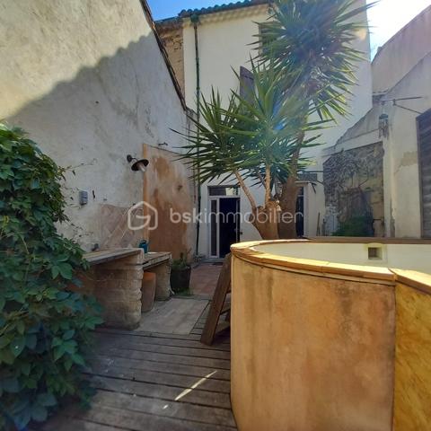 Sur la commune de Valros, à 5 minutes de Pézénas, charmant village proche de la A75 avec une école, dans le centre du village. Cette maison de village de 160m² habitables a beaucoup de cachet, elle dispose d'un extérieur de 35 m² avec un puits et un petit bassin pour se rafraichir à la saison chaude. Au rez-de chaussée vous disposerez d'une belle cuisine/salle à manger de 31m² avec carreaux de ciment au sol, mur de pierre et poutres apparentes, ainsi qu'une entrée (seule pièce non rénovée) et une salle d'eau avec wc
Au premier étage vous trouverez un salon avec cheminée qui peut aussi servir de chambre, une chambre de 19 m², une salle de bain avec wc et placards.
Au 2e étage, vous profiterez de deux chambres supplémentaires de 26m² et 20m² avec aussi à ce niveau une salle d'eau et un wc. Le tout desservi par un large escalier central en pierre.
Cette maison de charme a déjà connu une phase de rénovation (électricité, double vitrage, salle de bain etc...) cependant elle nécessite encore quelques rafraichissements.