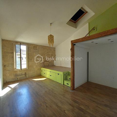 Sur la commune de Valros, à 5 minutes de Pézénas, charmant village proche de la A75 avec une école, dans le centre du village. Cette maison de village de 160m² habitables a beaucoup de cachet, elle dispose d'un extérieur de 35 m² avec un puits et un petit bassin pour se rafraichir à la saison chaude. Au rez-de chaussée vous disposerez d'une belle cuisine/salle à manger de 31m² avec carreaux de ciment au sol, mur de pierre et poutres apparentes, ainsi qu'une entrée (seule pièce non rénovée) et une salle d'eau avec wc
Au premier étage vous trouverez un salon avec cheminée qui peut aussi servir de chambre, une chambre de 19 m², une salle de bain avec wc et placards.
Au 2e étage, vous profiterez de deux chambres supplémentaires de 26m² et 20m² avec aussi à ce niveau une salle d'eau et un wc. Le tout desservi par un large escalier central en pierre.
Cette maison de charme a déjà connu une phase de rénovation (électricité, double vitrage, salle de bain etc...) cependant elle nécessite encore quelques rafraichissements.