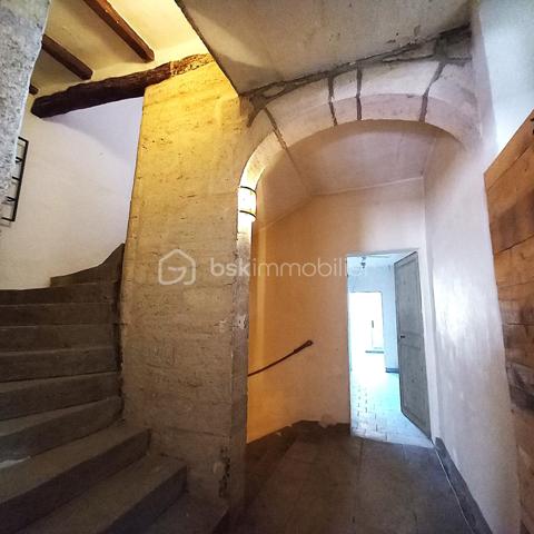 Sur la commune de Valros, à 5 minutes de Pézénas, charmant village proche de la A75 avec une école, dans le centre du village. Cette maison de village de 160m² habitables a beaucoup de cachet, elle dispose d'un extérieur de 35 m² avec un puits et un petit bassin pour se rafraichir à la saison chaude. Au rez-de chaussée vous disposerez d'une belle cuisine/salle à manger de 31m² avec carreaux de ciment au sol, mur de pierre et poutres apparentes, ainsi qu'une entrée (seule pièce non rénovée) et une salle d'eau avec wc
Au premier étage vous trouverez un salon avec cheminée qui peut aussi servir de chambre, une chambre de 19 m², une salle de bain avec wc et placards.
Au 2e étage, vous profiterez de deux chambres supplémentaires de 26m² et 20m² avec aussi à ce niveau une salle d'eau et un wc. Le tout desservi par un large escalier central en pierre.
Cette maison de charme a déjà connu une phase de rénovation (électricité, double vitrage, salle de bain etc...) cependant elle nécessite encore quelques rafraichissements.