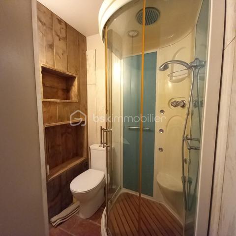 Sur la commune de Valros, à 5 minutes de Pézénas, charmant village proche de la A75 avec une école, dans le centre du village. Cette maison de village de 160m² habitables a beaucoup de cachet, elle dispose d'un extérieur de 35 m² avec un puits et un petit bassin pour se rafraichir à la saison chaude. Au rez-de chaussée vous disposerez d'une belle cuisine/salle à manger de 31m² avec carreaux de ciment au sol, mur de pierre et poutres apparentes, ainsi qu'une entrée (seule pièce non rénovée) et une salle d'eau avec wc
Au premier étage vous trouverez un salon avec cheminée qui peut aussi servir de chambre, une chambre de 19 m², une salle de bain avec wc et placards.
Au 2e étage, vous profiterez de deux chambres supplémentaires de 26m² et 20m² avec aussi à ce niveau une salle d'eau et un wc. Le tout desservi par un large escalier central en pierre.
Cette maison de charme a déjà connu une phase de rénovation (électricité, double vitrage, salle de bain etc...) cependant elle nécessite encore quelques rafraichissements.