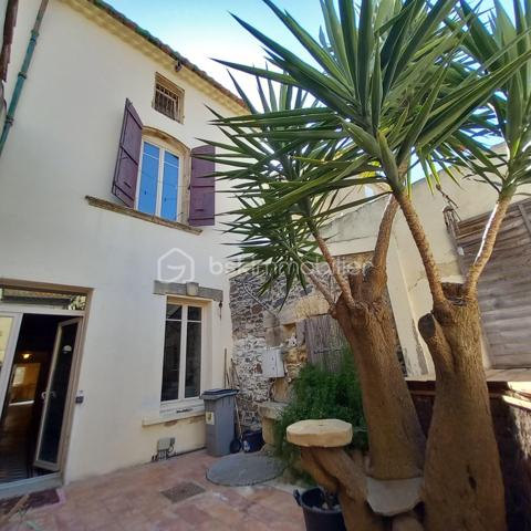 Sur la commune de Valros, à 5 minutes de Pézénas, charmant village proche de la A75 avec une école, dans le centre du village. Cette maison de village de 160m² habitables a beaucoup de cachet, elle dispose d'un extérieur de 35 m² avec un puits et un petit bassin pour se rafraichir à la saison chaude. Au rez-de chaussée vous disposerez d'une belle cuisine/salle à manger de 31m² avec carreaux de ciment au sol, mur de pierre et poutres apparentes, ainsi qu'une entrée (seule pièce non rénovée) et une salle d'eau avec wc
Au premier étage vous trouverez un salon avec cheminée qui peut aussi servir de chambre, une chambre de 19 m², une salle de bain avec wc et placards.
Au 2e étage, vous profiterez de deux chambres supplémentaires de 26m² et 20m² avec aussi à ce niveau une salle d'eau et un wc. Le tout desservi par un large escalier central en pierre.
Cette maison de charme a déjà connu une phase de rénovation (électricité, double vitrage, salle de bain etc...) cependant elle nécessite encore quelques rafraichissements.