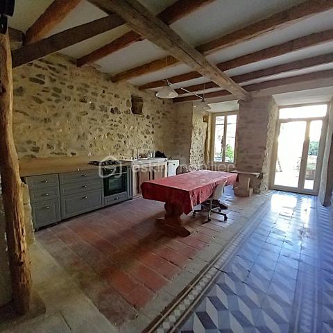 Sur la commune de Valros, à 5 minutes de Pézénas, charmant village proche de la A75 avec une école, dans le centre du village. Cette maison de village de 160m² habitables a beaucoup de cachet, elle dispose d'un extérieur de 35 m² avec un puits et un petit bassin pour se rafraichir à la saison chaude. Au rez-de chaussée vous disposerez d'une belle cuisine/salle à manger de 31m² avec carreaux de ciment au sol, mur de pierre et poutres apparentes, ainsi qu'une entrée (seule pièce non rénovée) et une salle d'eau avec wc
Au premier étage vous trouverez un salon avec cheminée qui peut aussi servir de chambre, une chambre de 19 m², une salle de bain avec wc et placards.
Au 2e étage, vous profiterez de deux chambres supplémentaires de 26m² et 20m² avec aussi à ce niveau une salle d'eau et un wc. Le tout desservi par un large escalier central en pierre.
Cette maison de charme a déjà connu une phase de rénovation (électricité, double vitrage, salle de bain etc...) cependant elle nécessite encore quelques rafraichissements.