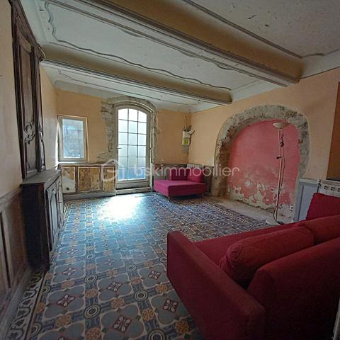 Sur la commune de Valros, à 5 minutes de Pézénas, charmant village proche de la A75 avec une école, dans le centre du village. Cette maison de village de 160m² habitables a beaucoup de cachet, elle dispose d'un extérieur de 35 m² avec un puits et un petit bassin pour se rafraichir à la saison chaude. Au rez-de chaussée vous disposerez d'une belle cuisine/salle à manger de 31m² avec carreaux de ciment au sol, mur de pierre et poutres apparentes, ainsi qu'une entrée (seule pièce non rénovée) et une salle d'eau avec wc
Au premier étage vous trouverez un salon avec cheminée qui peut aussi servir de chambre, une chambre de 19 m², une salle de bain avec wc et placards.
Au 2e étage, vous profiterez de deux chambres supplémentaires de 26m² et 20m² avec aussi à ce niveau une salle d'eau et un wc. Le tout desservi par un large escalier central en pierre.
Cette maison de charme a déjà connu une phase de rénovation (électricité, double vitrage, salle de bain etc...) cependant elle nécessite encore quelques rafraichissements.