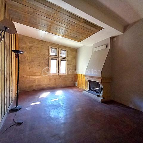 Sur la commune de Valros, à 5 minutes de Pézénas, charmant village proche de la A75 avec une école, dans le centre du village. Cette maison de village de 160m² habitables a beaucoup de cachet, elle dispose d'un extérieur de 35 m² avec un puits et un petit bassin pour se rafraichir à la saison chaude. Au rez-de chaussée vous disposerez d'une belle cuisine/salle à manger de 31m² avec carreaux de ciment au sol, mur de pierre et poutres apparentes, ainsi qu'une entrée (seule pièce non rénovée) et une salle d'eau avec wc
Au premier étage vous trouverez un salon avec cheminée qui peut aussi servir de chambre, une chambre de 19 m², une salle de bain avec wc et placards.
Au 2e étage, vous profiterez de deux chambres supplémentaires de 26m² et 20m² avec aussi à ce niveau une salle d'eau et un wc. Le tout desservi par un large escalier central en pierre.
Cette maison de charme a déjà connu une phase de rénovation (électricité, double vitrage, salle de bain etc...) cependant elle nécessite encore quelques rafraichissements.