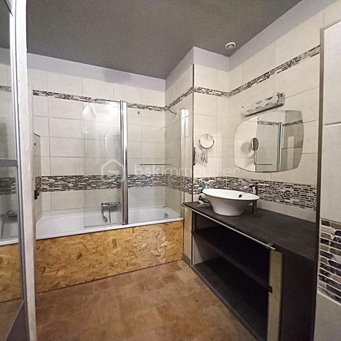 Sur la commune de Valros, à 5 minutes de Pézénas, charmant village proche de la A75 avec une école, dans le centre du village. Cette maison de village de 160m² habitables a beaucoup de cachet, elle dispose d'un extérieur de 35 m² avec un puits et un petit bassin pour se rafraichir à la saison chaude. Au rez-de chaussée vous disposerez d'une belle cuisine/salle à manger de 31m² avec carreaux de ciment au sol, mur de pierre et poutres apparentes, ainsi qu'une entrée (seule pièce non rénovée) et une salle d'eau avec wc
Au premier étage vous trouverez un salon avec cheminée qui peut aussi servir de chambre, une chambre de 19 m², une salle de bain avec wc et placards.
Au 2e étage, vous profiterez de deux chambres supplémentaires de 26m² et 20m² avec aussi à ce niveau une salle d'eau et un wc. Le tout desservi par un large escalier central en pierre.
Cette maison de charme a déjà connu une phase de rénovation (électricité, double vitrage, salle de bain etc...) cependant elle nécessite encore quelques rafraichissements.