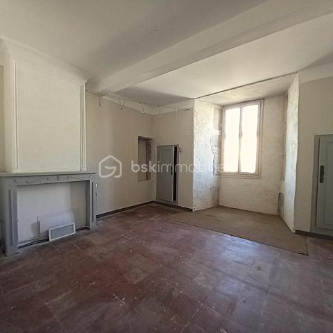 Sur la commune de Valros, à 5 minutes de Pézénas, charmant village proche de la A75 avec une école, dans le centre du village. Cette maison de village de 160m² habitables a beaucoup de cachet, elle dispose d'un extérieur de 35 m² avec un puits et un petit bassin pour se rafraichir à la saison chaude. Au rez-de chaussée vous disposerez d'une belle cuisine/salle à manger de 31m² avec carreaux de ciment au sol, mur de pierre et poutres apparentes, ainsi qu'une entrée (seule pièce non rénovée) et une salle d'eau avec wc
Au premier étage vous trouverez un salon avec cheminée qui peut aussi servir de chambre, une chambre de 19 m², une salle de bain avec wc et placards.
Au 2e étage, vous profiterez de deux chambres supplémentaires de 26m² et 20m² avec aussi à ce niveau une salle d'eau et un wc. Le tout desservi par un large escalier central en pierre.
Cette maison de charme a déjà connu une phase de rénovation (électricité, double vitrage, salle de bain etc...) cependant elle nécessite encore quelques rafraichissements.