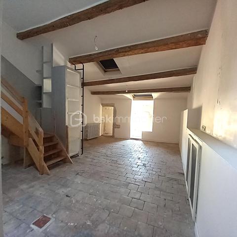 Sur la commune de Valros, à 5 minutes de Pézénas, charmant village proche de la A75 avec une école, dans le centre du village. Cette maison de village de 160m² habitables a beaucoup de cachet, elle dispose d'un extérieur de 35 m² avec un puits et un petit bassin pour se rafraichir à la saison chaude. Au rez-de chaussée vous disposerez d'une belle cuisine/salle à manger de 31m² avec carreaux de ciment au sol, mur de pierre et poutres apparentes, ainsi qu'une entrée (seule pièce non rénovée) et une salle d'eau avec wc
Au premier étage vous trouverez un salon avec cheminée qui peut aussi servir de chambre, une chambre de 19 m², une salle de bain avec wc et placards.
Au 2e étage, vous profiterez de deux chambres supplémentaires de 26m² et 20m² avec aussi à ce niveau une salle d'eau et un wc. Le tout desservi par un large escalier central en pierre.
Cette maison de charme a déjà connu une phase de rénovation (électricité, double vitrage, salle de bain etc...) cependant elle nécessite encore quelques rafraichissements.