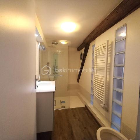 Sur la commune de Valros, à 5 minutes de Pézénas, charmant village proche de la A75 avec une école, dans le centre du village. Cette maison de village de 160m² habitables a beaucoup de cachet, elle dispose d'un extérieur de 35 m² avec un puits et un petit bassin pour se rafraichir à la saison chaude. Au rez-de chaussée vous disposerez d'une belle cuisine/salle à manger de 31m² avec carreaux de ciment au sol, mur de pierre et poutres apparentes, ainsi qu'une entrée (seule pièce non rénovée) et une salle d'eau avec wc
Au premier étage vous trouverez un salon avec cheminée qui peut aussi servir de chambre, une chambre de 19 m², une salle de bain avec wc et placards.
Au 2e étage, vous profiterez de deux chambres supplémentaires de 26m² et 20m² avec aussi à ce niveau une salle d'eau et un wc. Le tout desservi par un large escalier central en pierre.
Cette maison de charme a déjà connu une phase de rénovation (électricité, double vitrage, salle de bain etc...) cependant elle nécessite encore quelques rafraichissements.