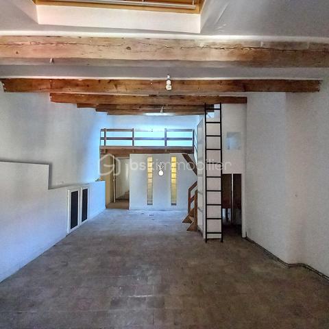 Sur la commune de Valros, à 5 minutes de Pézénas, charmant village proche de la A75 avec une école, dans le centre du village. Cette maison de village de 160m² habitables a beaucoup de cachet, elle dispose d'un extérieur de 35 m² avec un puits et un petit bassin pour se rafraichir à la saison chaude. Au rez-de chaussée vous disposerez d'une belle cuisine/salle à manger de 31m² avec carreaux de ciment au sol, mur de pierre et poutres apparentes, ainsi qu'une entrée (seule pièce non rénovée) et une salle d'eau avec wc
Au premier étage vous trouverez un salon avec cheminée qui peut aussi servir de chambre, une chambre de 19 m², une salle de bain avec wc et placards.
Au 2e étage, vous profiterez de deux chambres supplémentaires de 26m² et 20m² avec aussi à ce niveau une salle d'eau et un wc. Le tout desservi par un large escalier central en pierre.
Cette maison de charme a déjà connu une phase de rénovation (électricité, double vitrage, salle de bain etc...) cependant elle nécessite encore quelques rafraichissements.