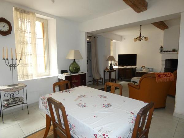 Maison de village 95m²,  4 chambres avec garage, remise et dépendances
