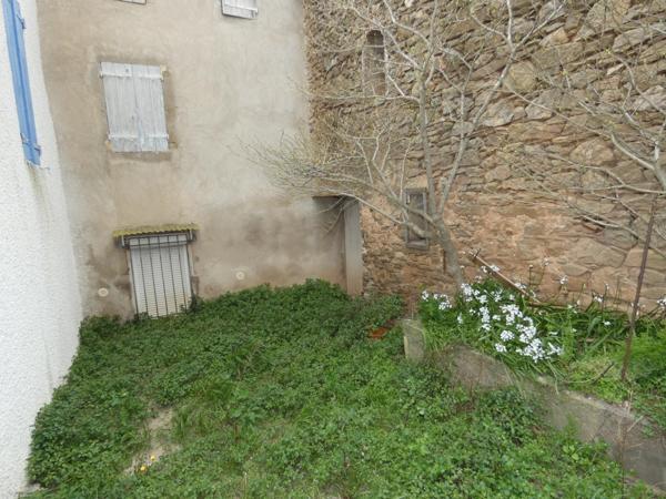 Maison de village 95m²,  4 chambres avec garage, remise et dépendances