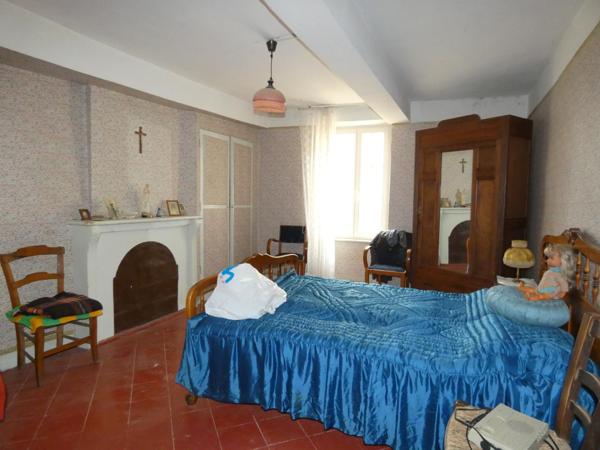 Maison de village 95m²,  4 chambres avec garage, remise et dépendances