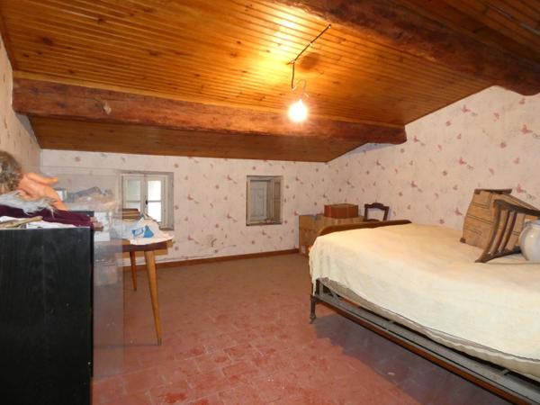 Maison de village 95m²,  4 chambres avec garage, remise et dépendances