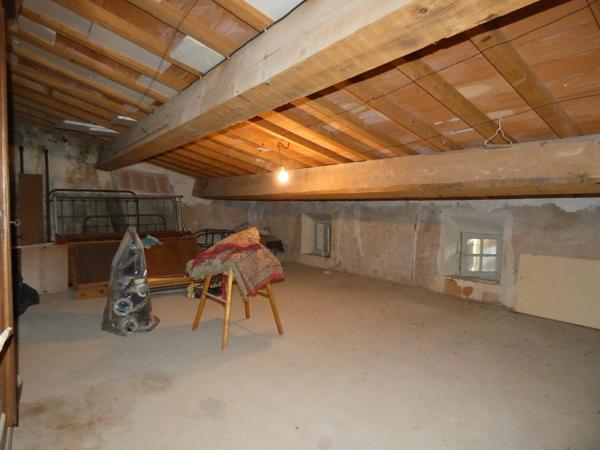 Maison de village 95m²,  4 chambres avec garage, remise et dépendances