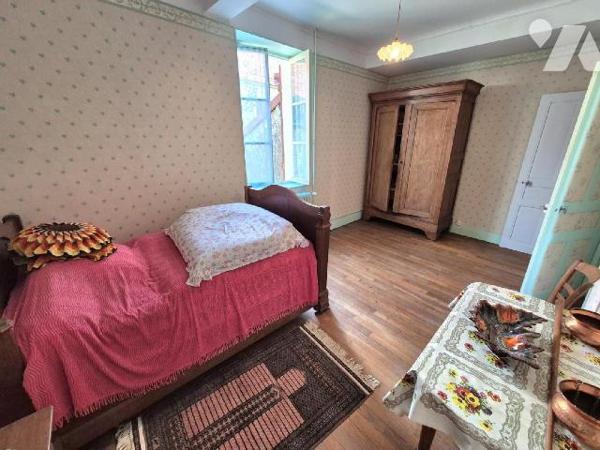 Secteur viticole en Champagne à LANDREVILLE, venez découvrir cette maison familiale avec 6 cham...