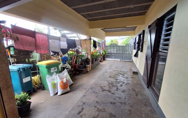 Maison à vendre    9 pièces •  Saint-Leu