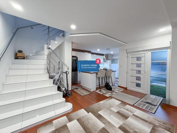 Maison individuelle, entièrement rénovée de 111 m2 sur une parcelle de 400 m2, 3 ch, grand parking