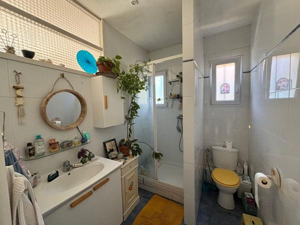 Une colocation dans une maison avec un coin de verdure