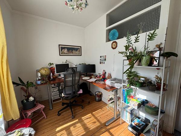 Une colocation dans une maison avec un coin de verdure