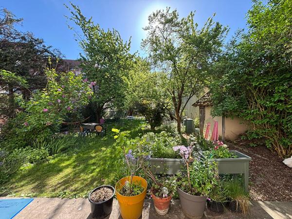 Une colocation dans une maison avec un coin de verdure