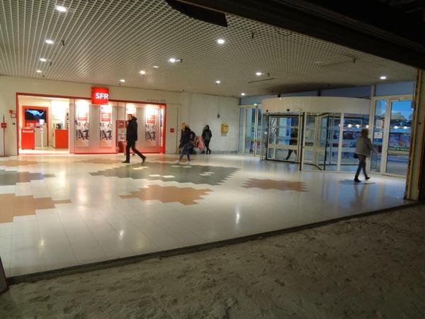 Dpt Saône et Loire (71), à vendre CHALON SUR SAONE Local commercial emplacement N°1