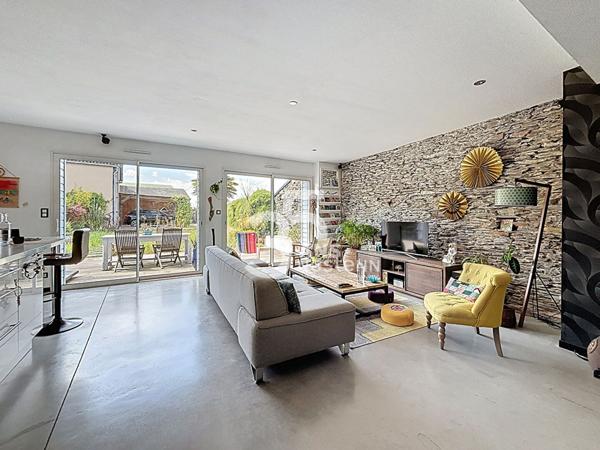 Maison ancienne rénovée à vendre à Sainte-Gemmes-sur-Loire - belle pièce de vie lumineuse - 3 chambres aux Portes d'Angers