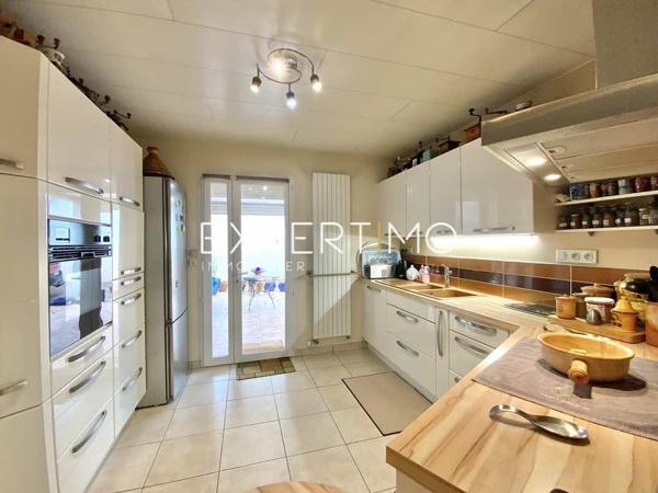 Moutiers-les-Mauxfaits (85540) Maison de caractère T7 de 145 m² au coeur du village. 4 chambres dont une de plain-pied. Grand terrain sans vi